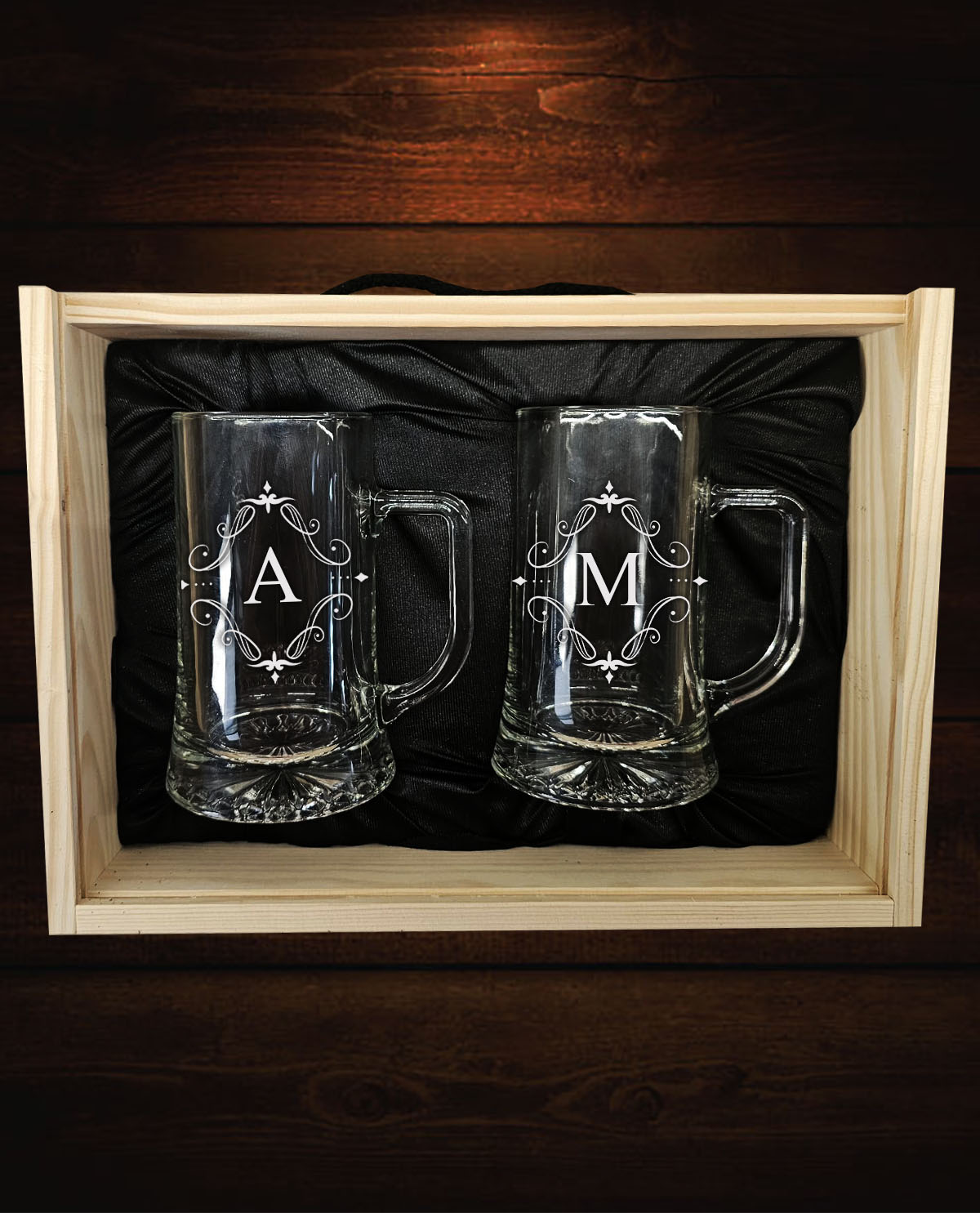 Kit Caixa de Fusta amb 2 Gerres de Cervesa Personalitzades Disseny Inicials Vintage