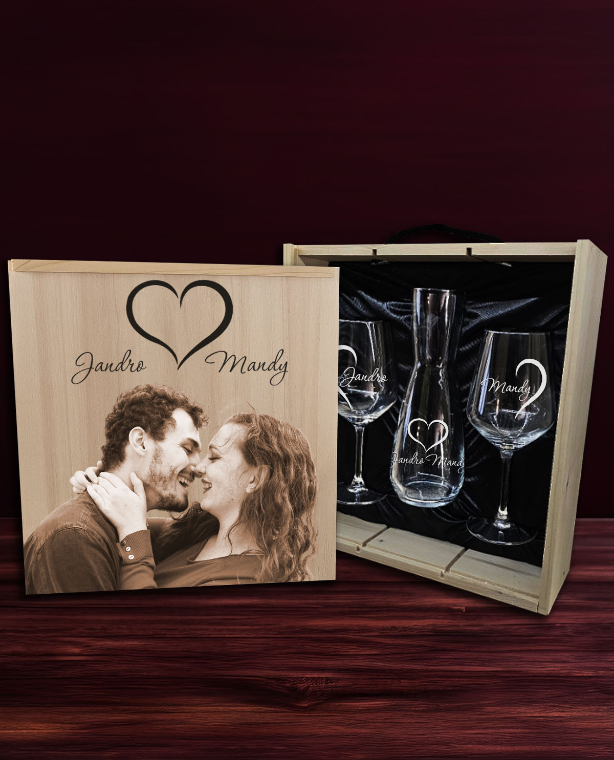 2 Copos de Vinho e Decantador com Caixa Personalizados Design Corações