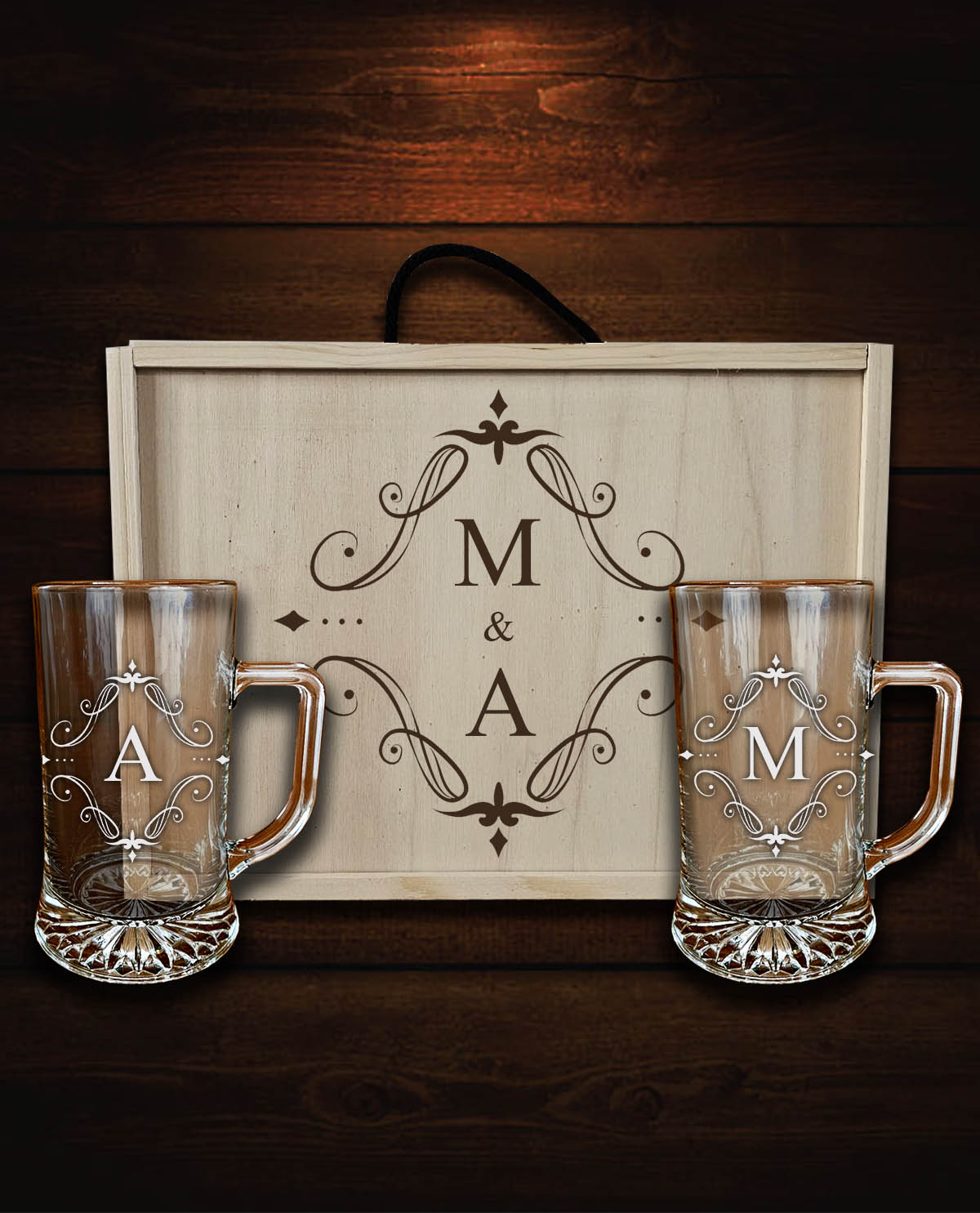 Kit Caixa de Madeira com 2 Canecas de Cerveja Personalizadas Design Iniciais Vintage